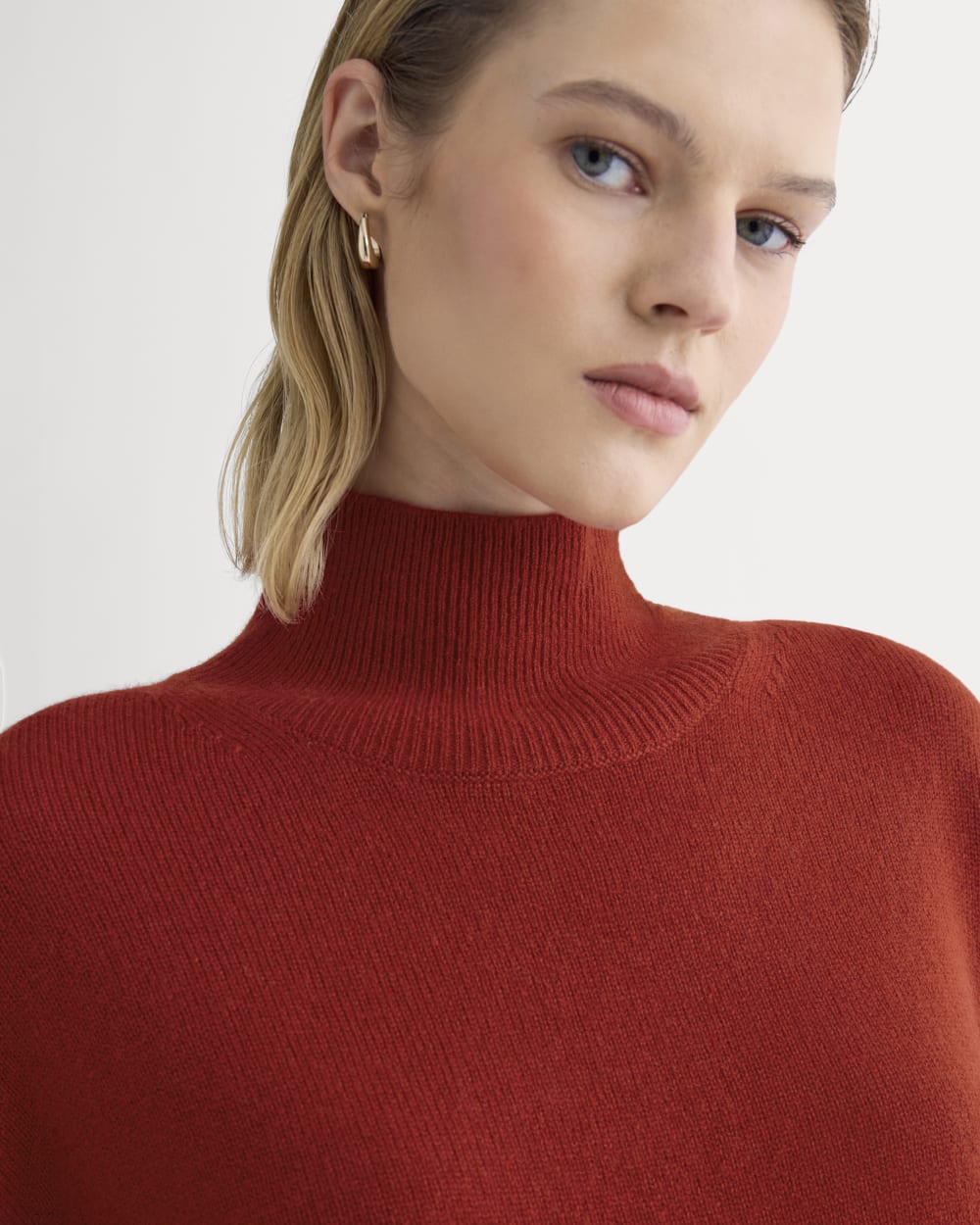 womens-cashmere-boxy-turtleneck-sweater-berry-red