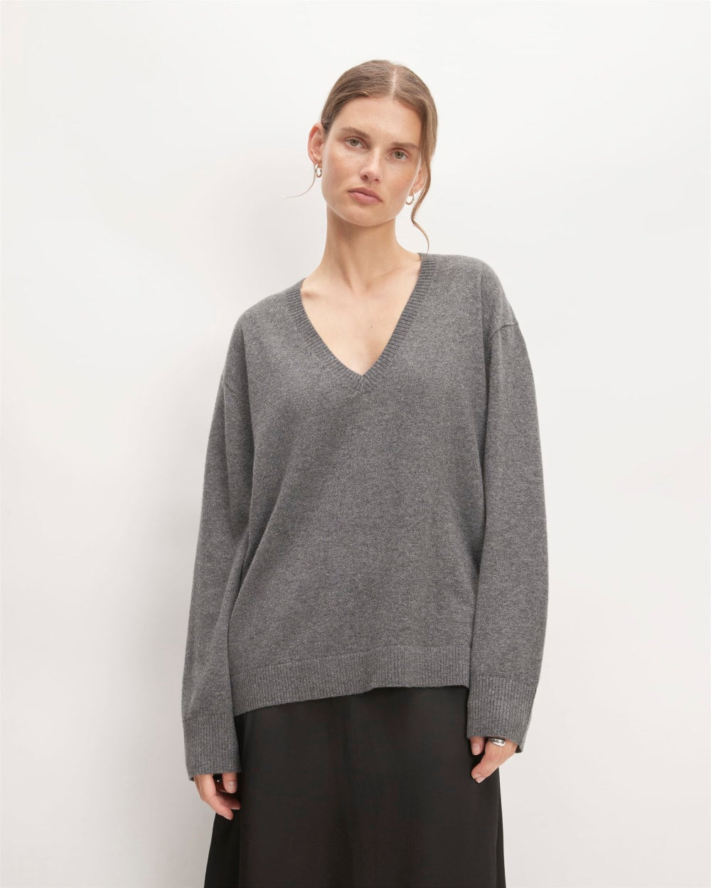 The Classic V in Cashmere | Heather Charcoal – Everlane