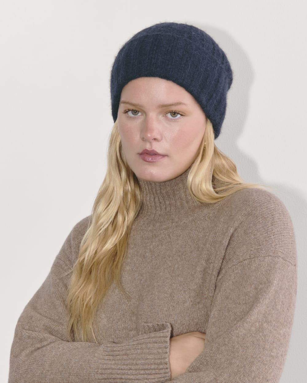 The Alpaca Beanie | Navy – Everlane display picture 2