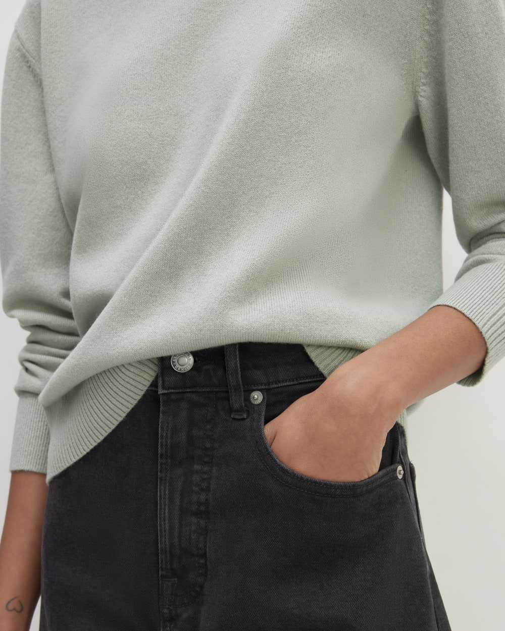 womens-cashmere-classic-crew-sweater-light-sage-green