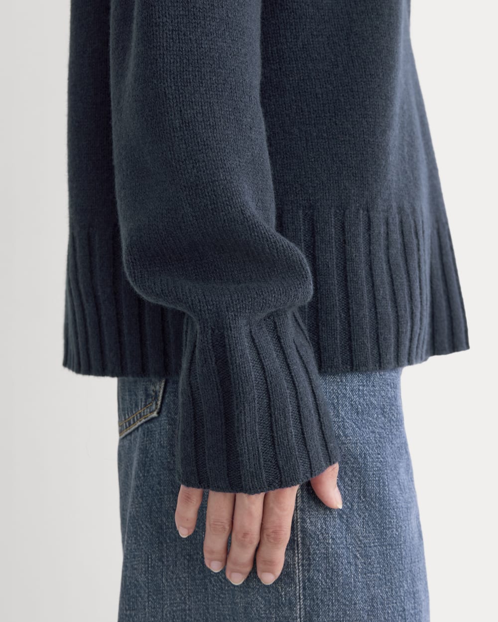 womens-v-neck-sweater-extrafine-merino-navy