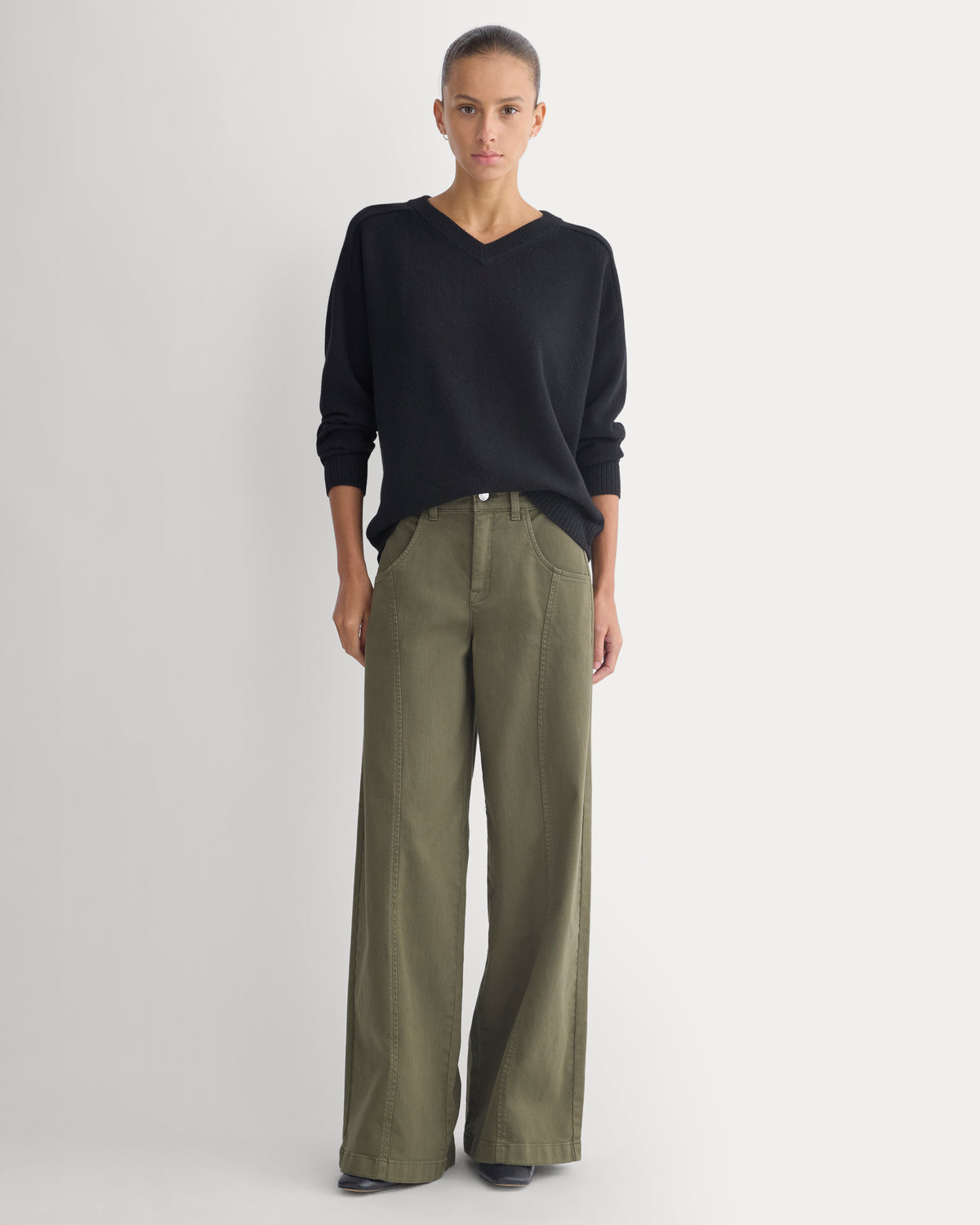 Cashmere High V Boyfriend Sweater | Black