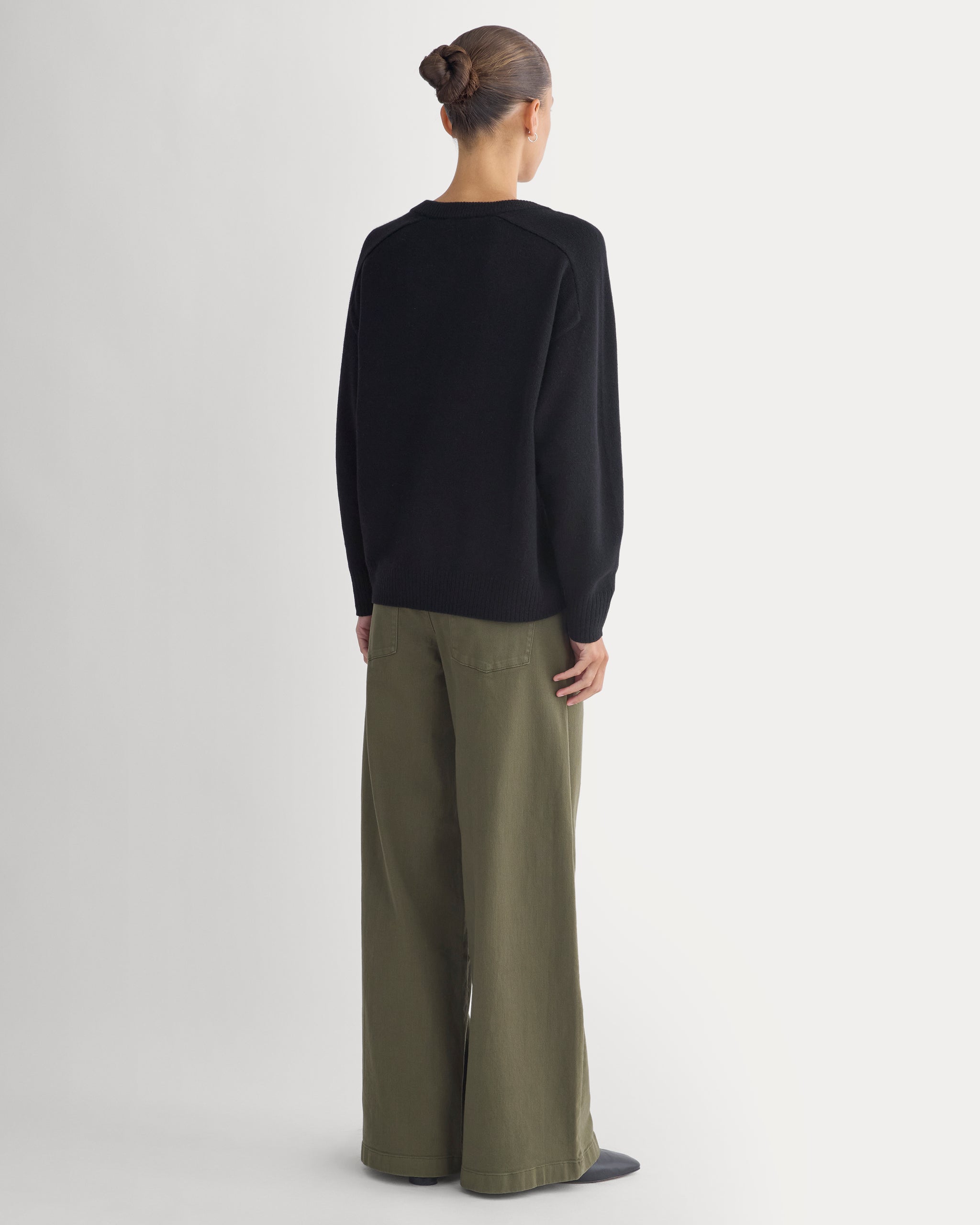 Cashmere High V Boyfriend Sweater | Black