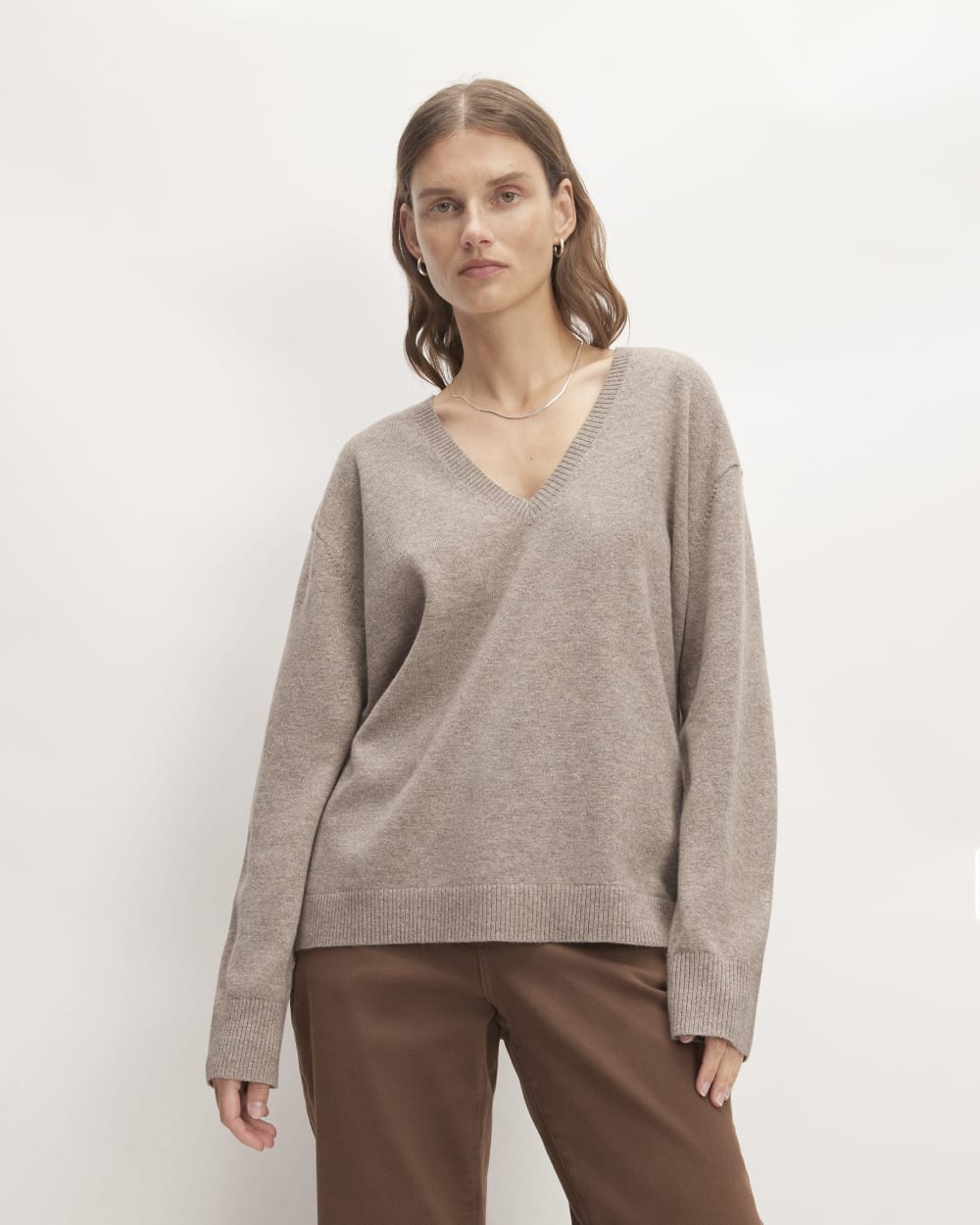 womens-cashmere-relaxed-v-neck-toasted-sesame | primary