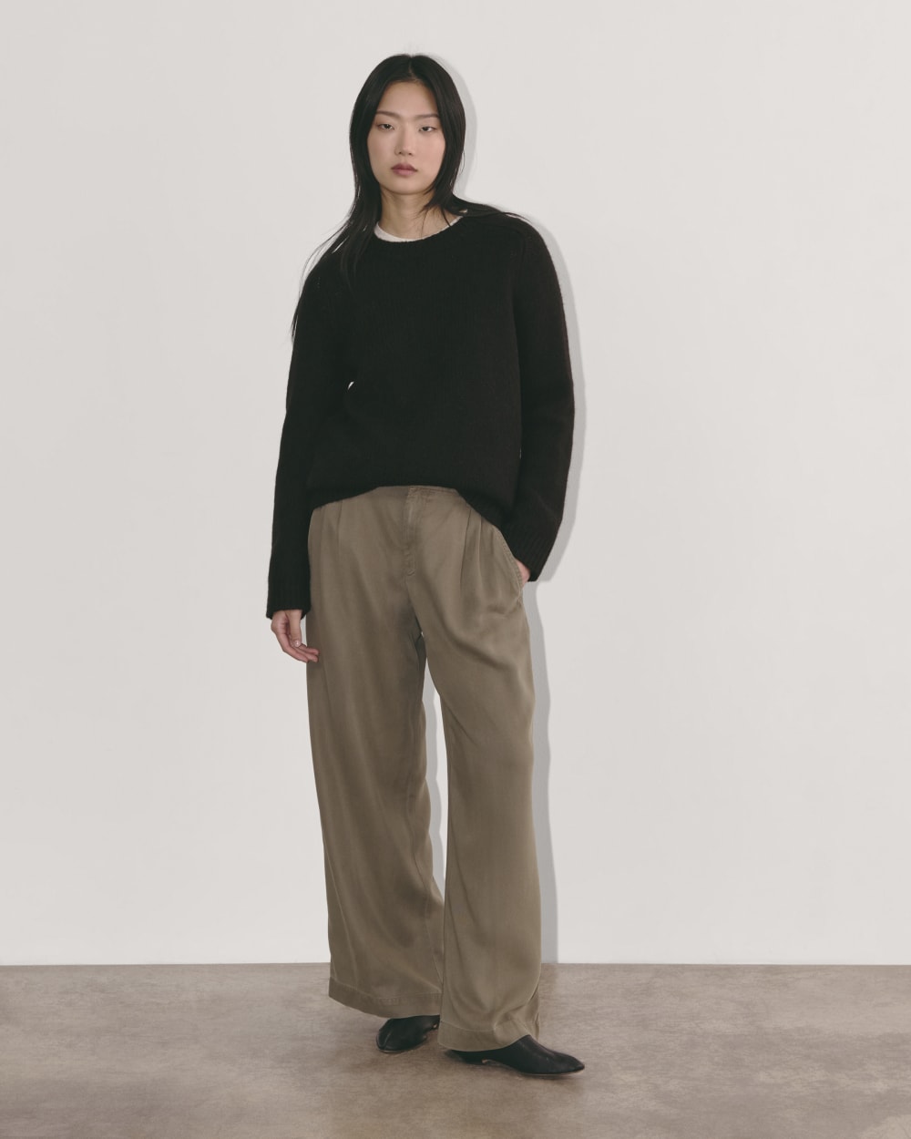 womens-relaxed-crew-cloud-black