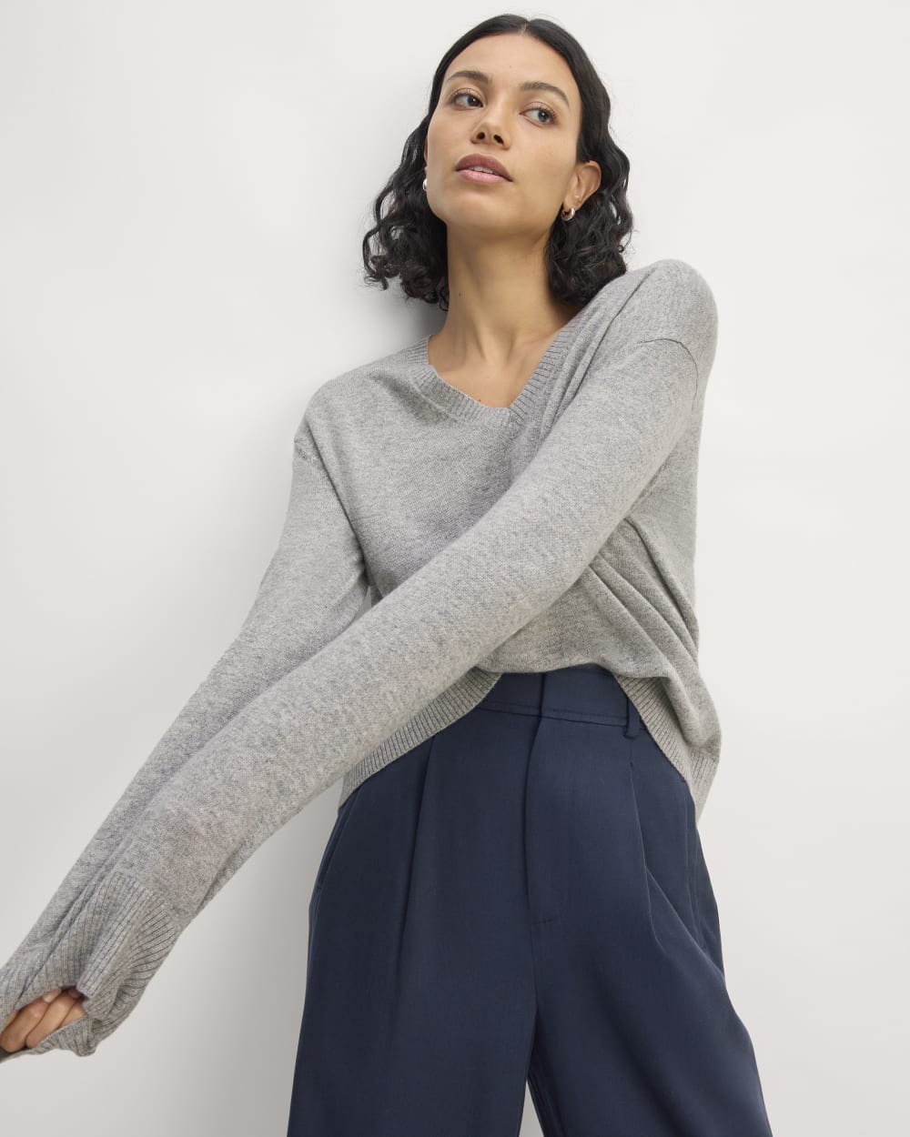 The Classic V in Cashmere | Light Heather Grey – Everlane