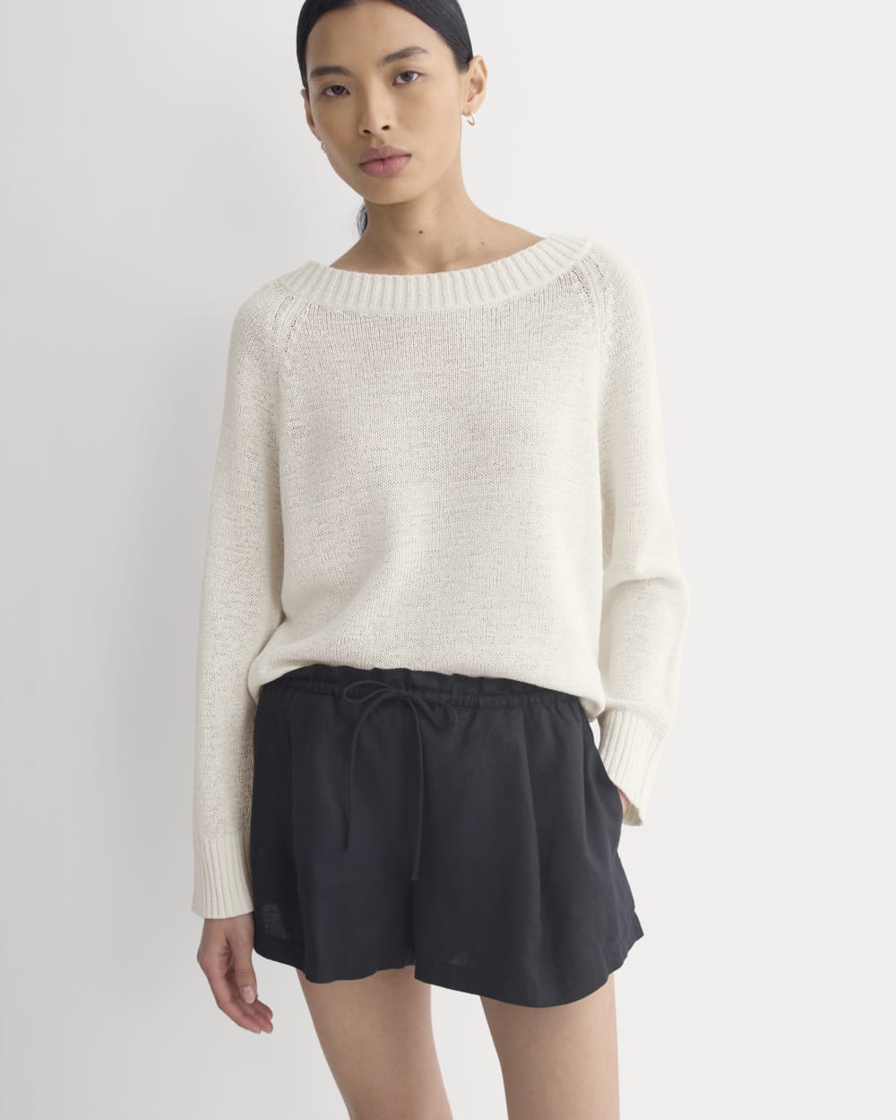 womens-flowy-short-in-linen-black | primary