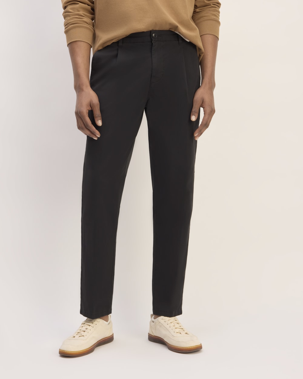 The Pleated Air Chino | Black – Everlane