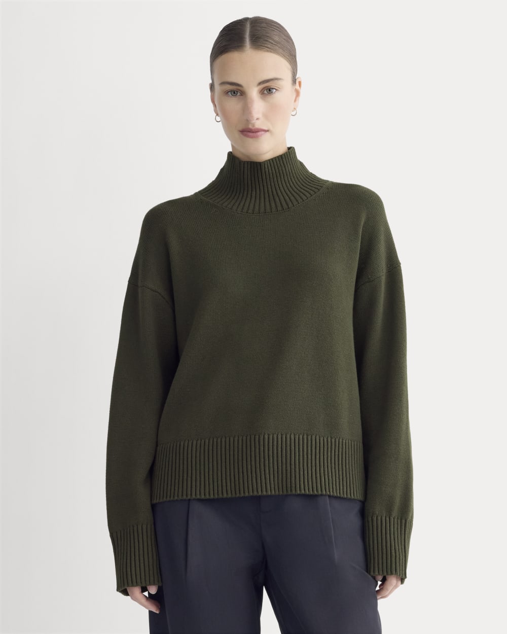The Groovie High ダークグリーン ニット The Boxy Turtleneck in Everyday Cotton | Dark Green – Everlane