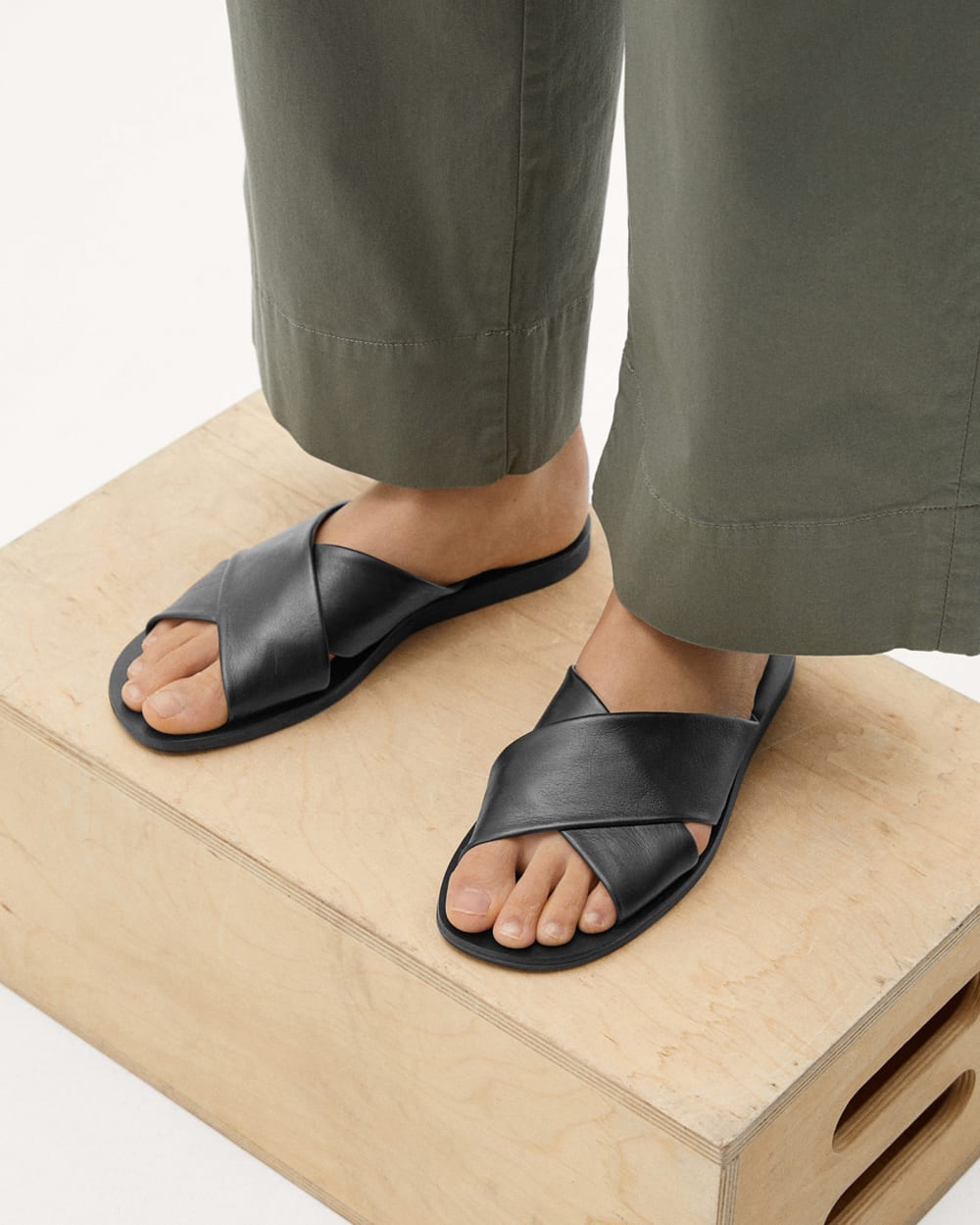 womens-day-crossover-new-sandal-black | alt