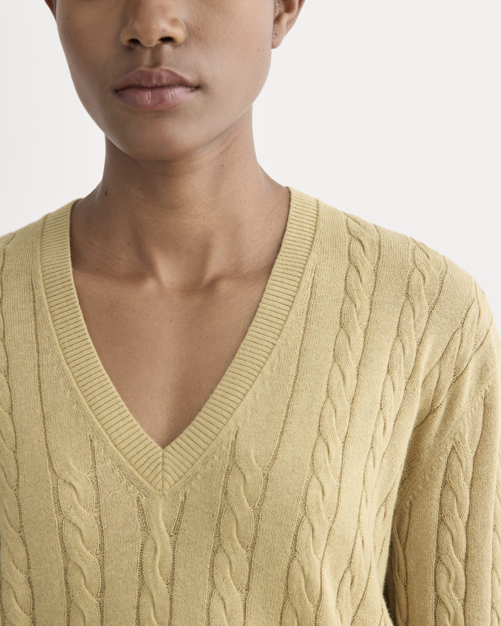 womens-cable-v-neck-in-cotton-cashmere-classic-khaki