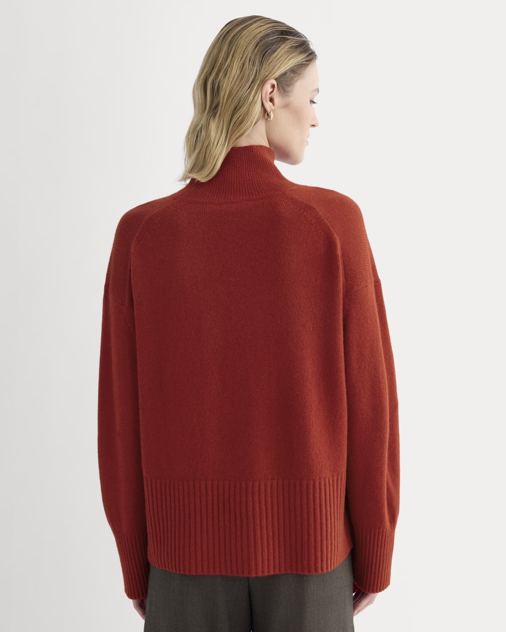 womens-cashmere-boxy-turtleneck-sweater-berry-red