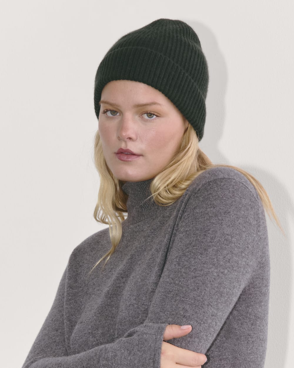 EVERLANE Cashmere Ribbed Beanie The Cashmere Fine Rib Beanie | Black – Everlane main image 3