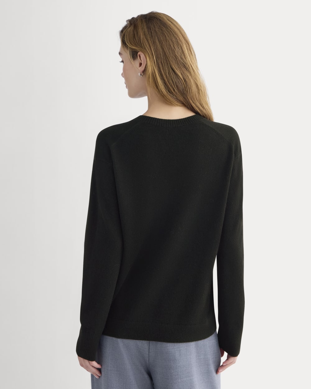 womens-cashmere-relaxed-v-neck-classic-black
