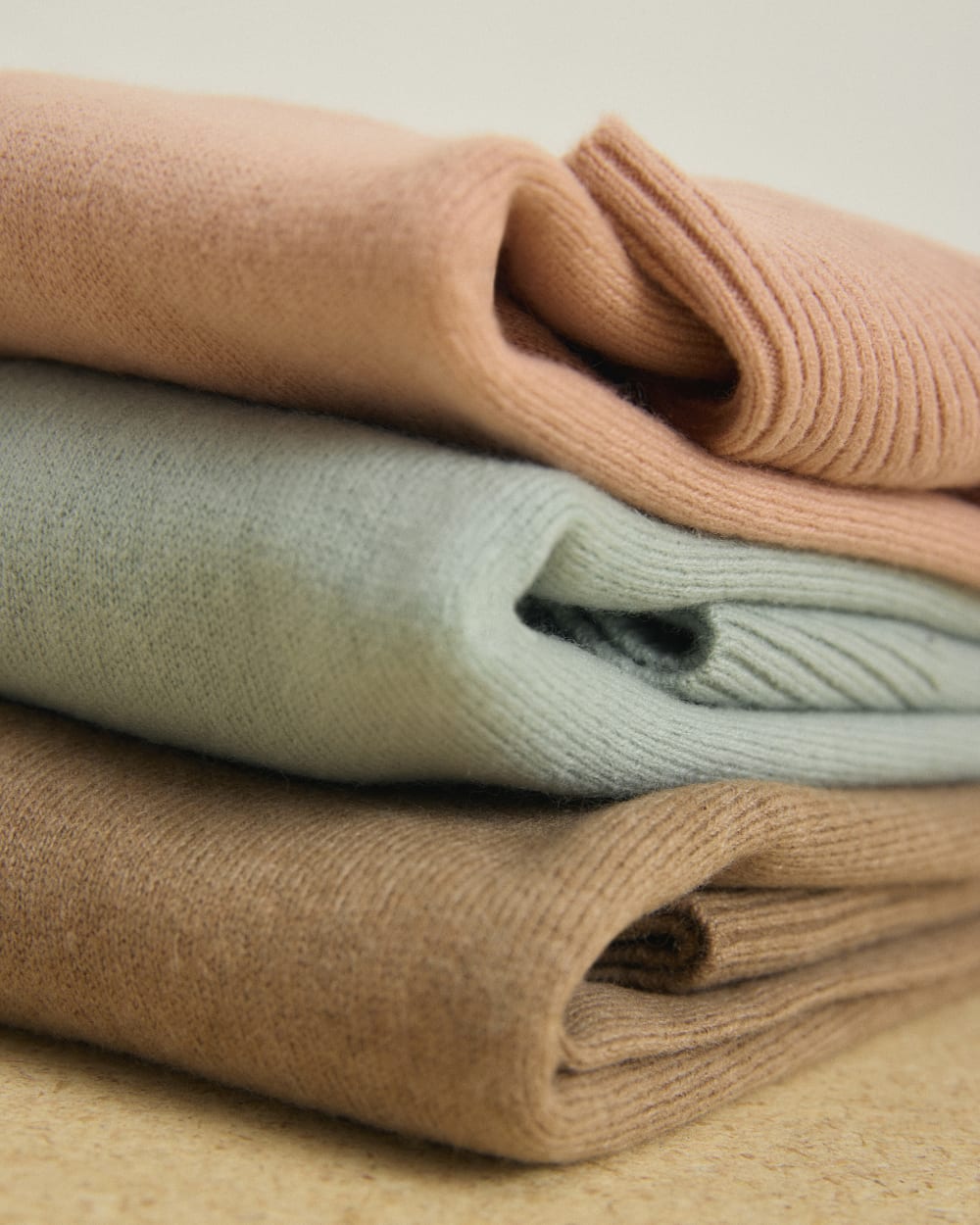 womens-cashmere-classic-crew-sweater-heathered-brown