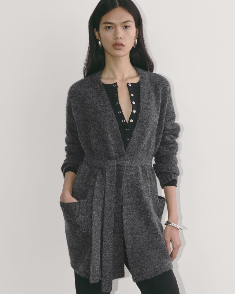 The Robe Cardigan in Alpaca | Dark Charcoal – Everlane