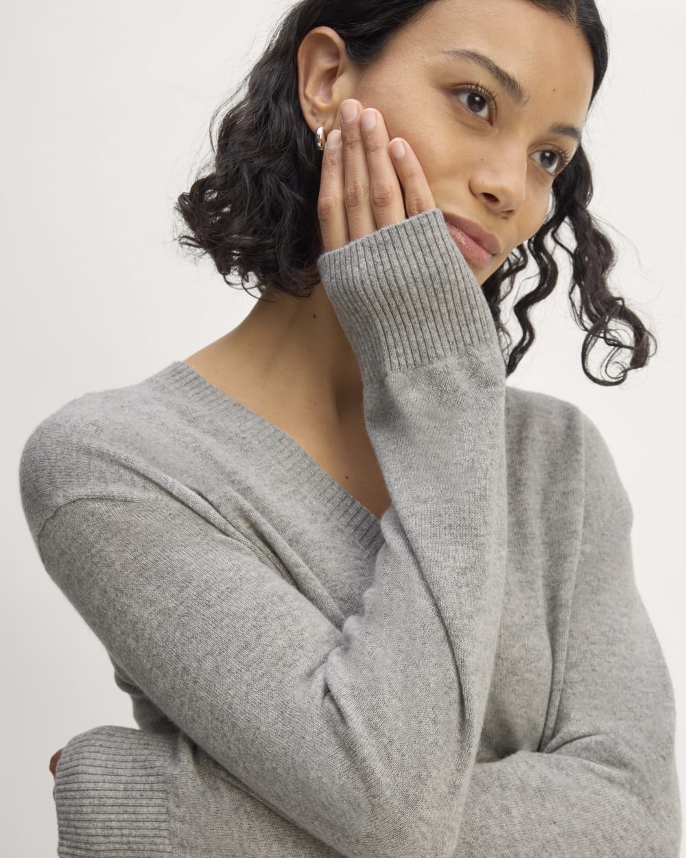 The Classic V in Cashmere | Light Heather Grey – Everlane