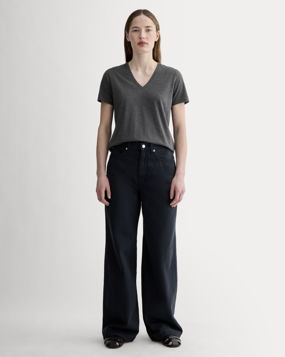 The Slim V-Neck Tee in Essential Cotton | Heathered Soot – Everlane