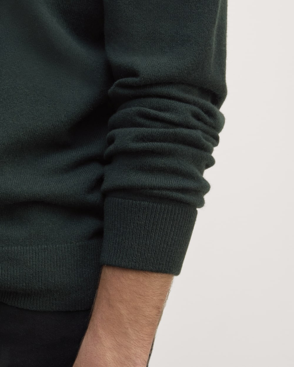 mens-cashmere-vneck-scarab