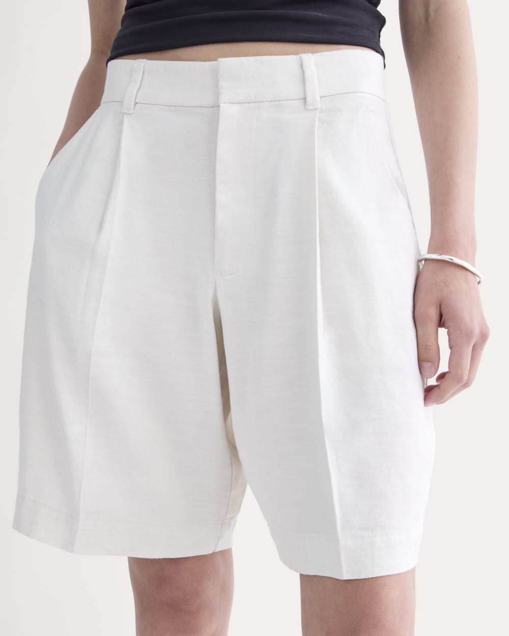 womens-pleated-short-in-stretch-linen-natural-chambray