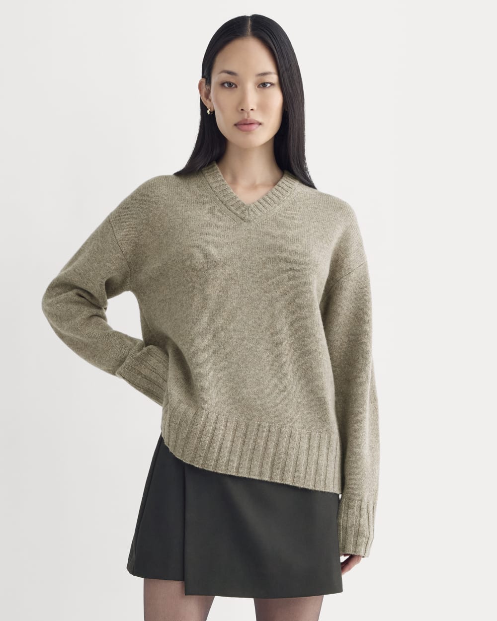 womens-v-neck-sweater-extrafine-merino-heather-soft-taupe | primary