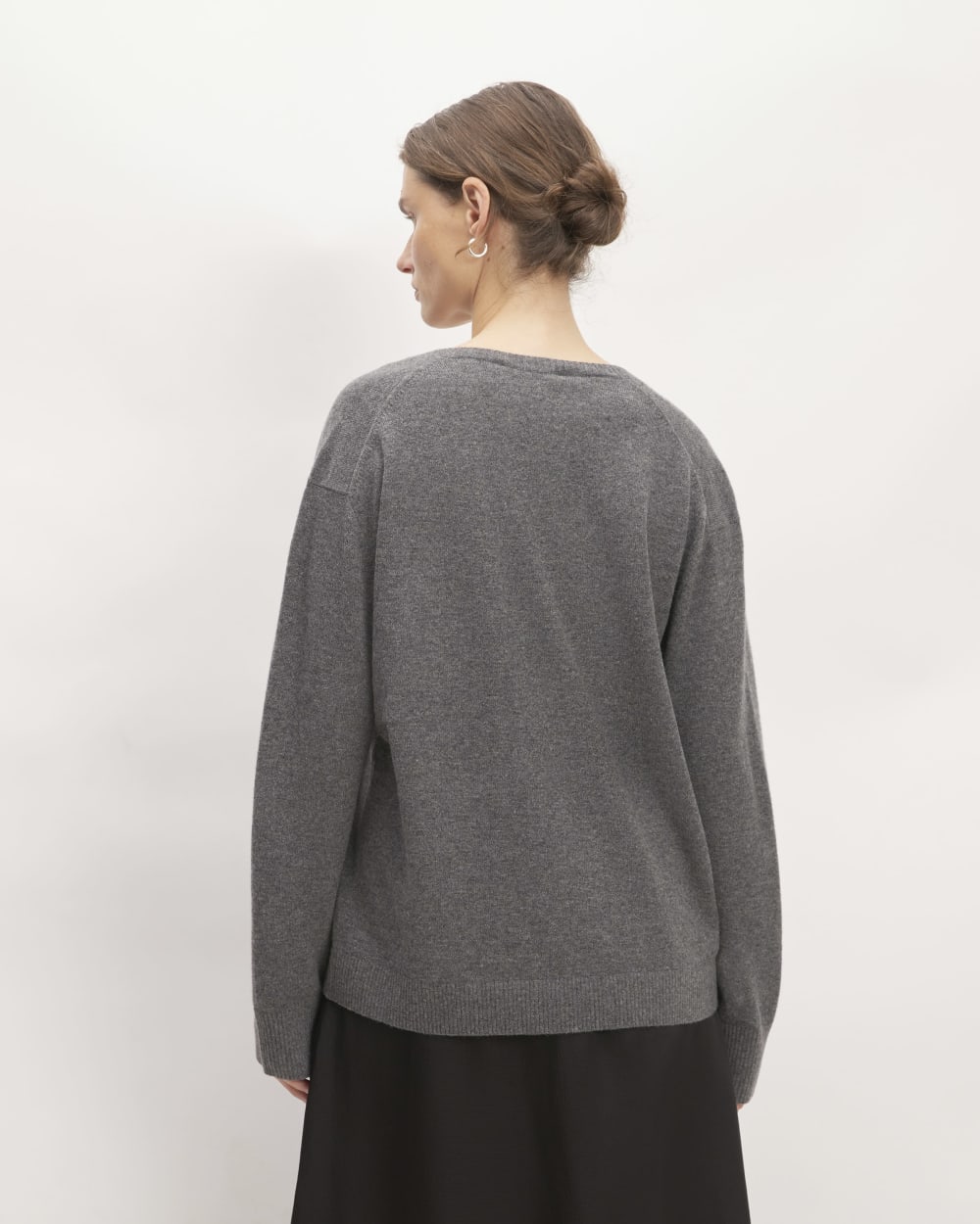 The Classic V in Cashmere | Heather Charcoal – Everlane