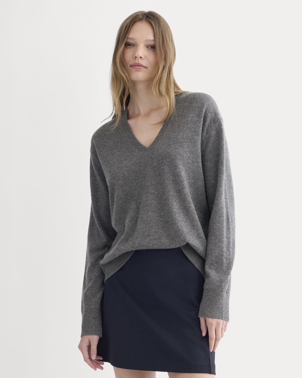 womens-cashmere-relaxed-v-neck-classic-heather-charcoal | primary