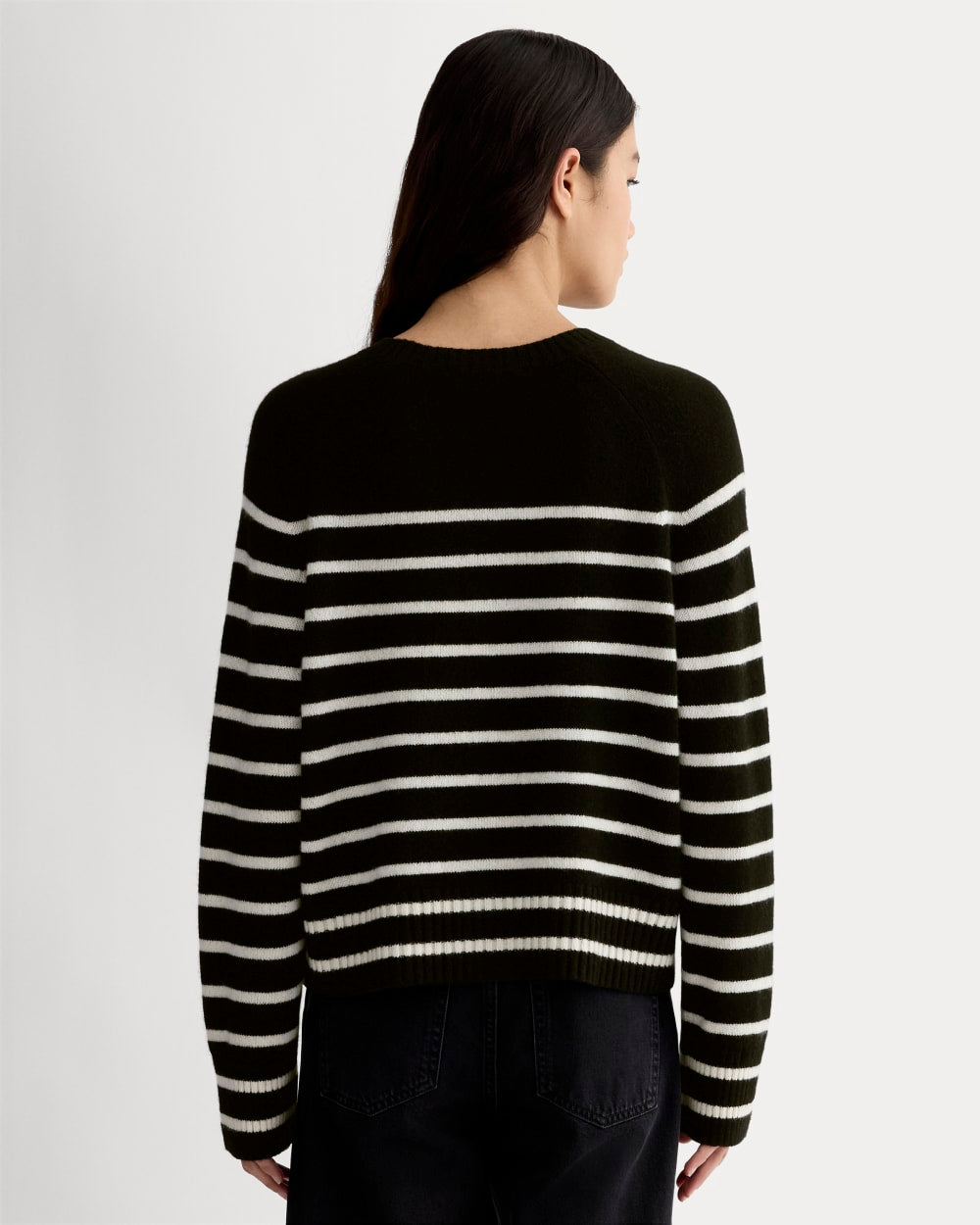 The Boxy Crew in Cashmere | Black / Bone – Everlane