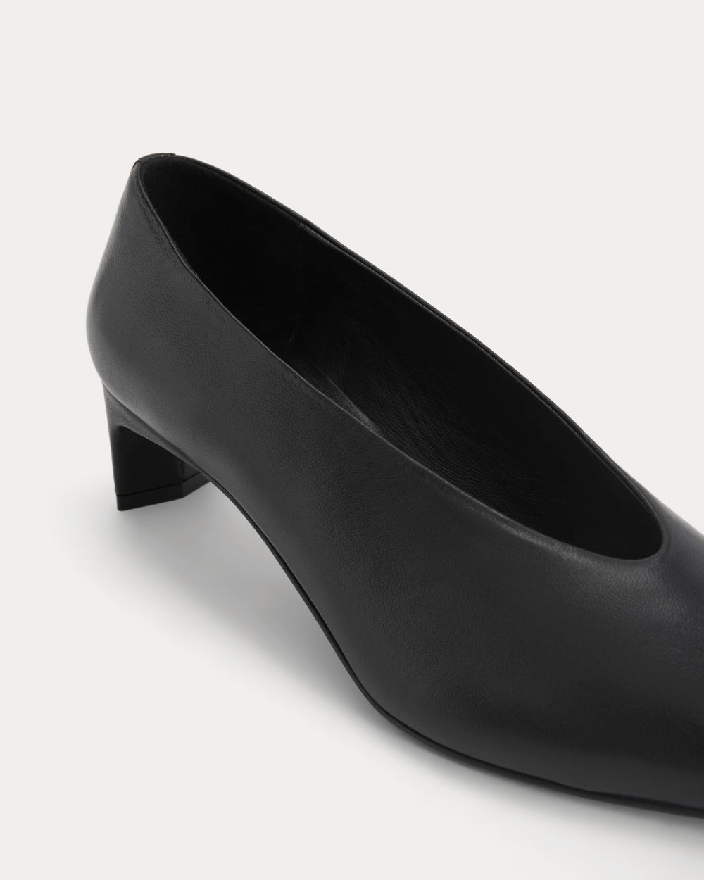 Made in Italy Almond-Toe Pump | Black Leather – Everlane