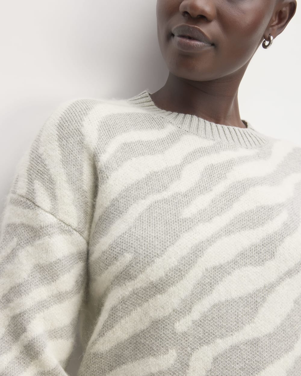 The Alpaca Tiger Jacquard Crewneck | Heathered Grey / Snow – Everlane