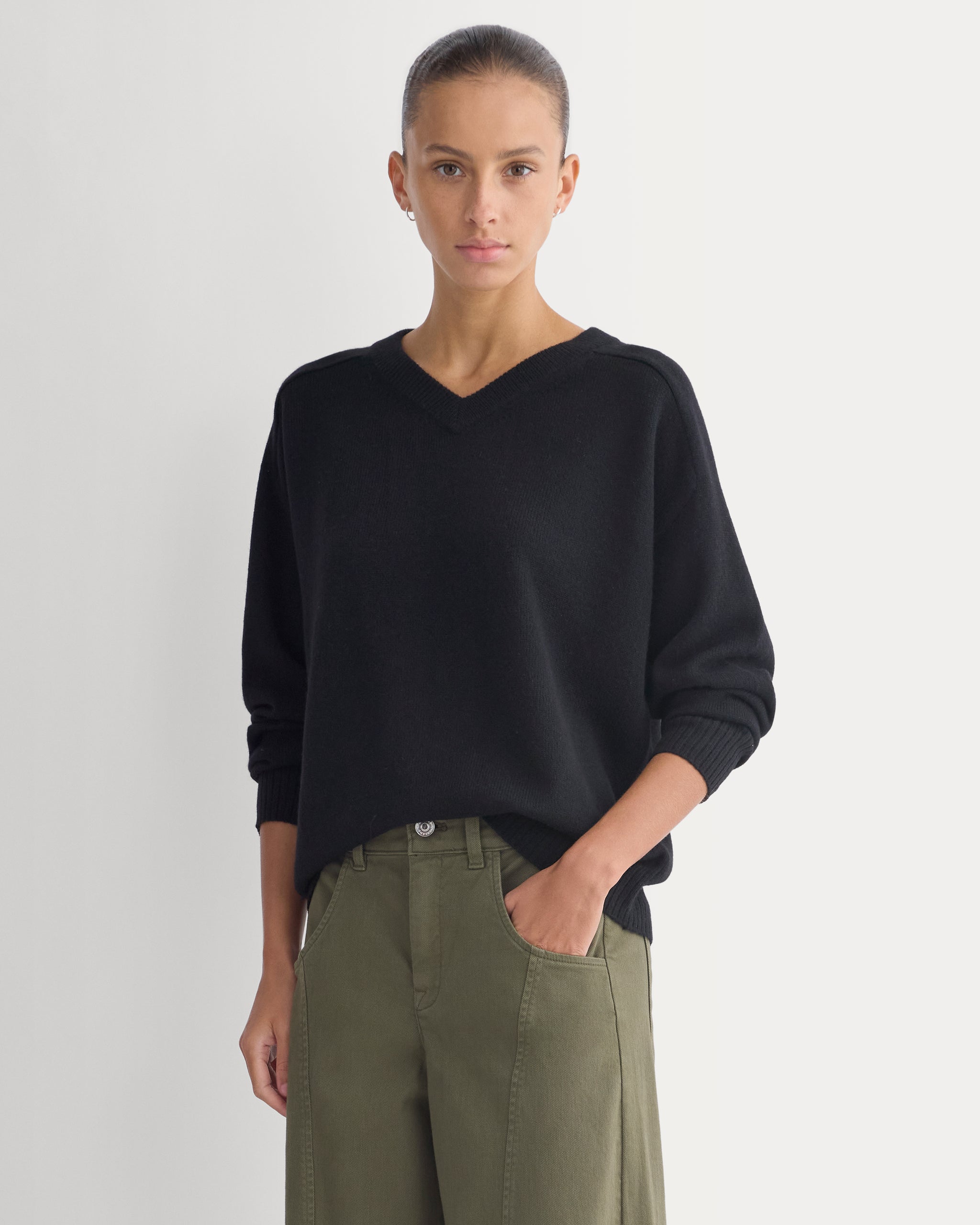 Cashmere High V Boyfriend Sweater | Black