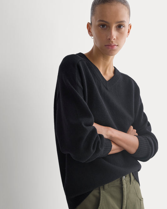 Cashmere High V Boyfriend Sweater | Black