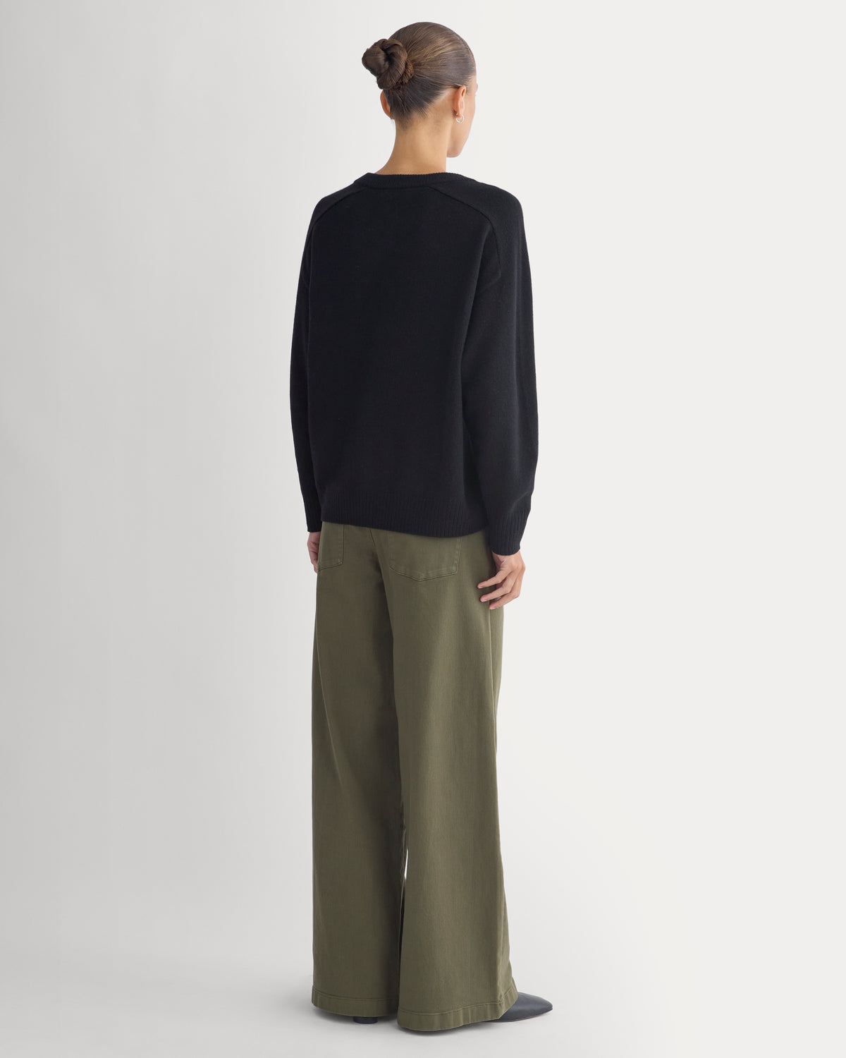 Cashmere High V Boyfriend Sweater | Black