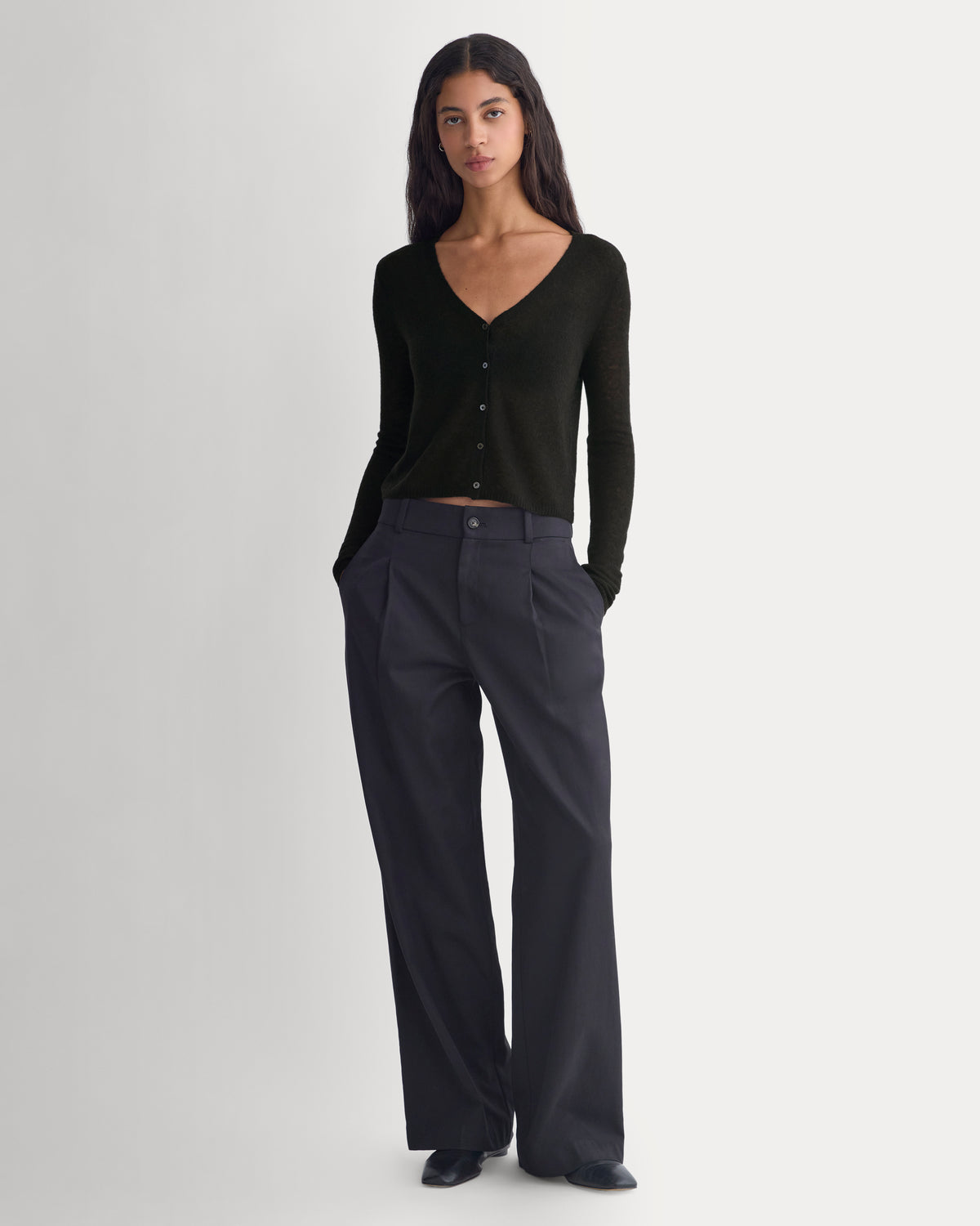 Air Alpaca Wide V Cropped Cardigan | Black