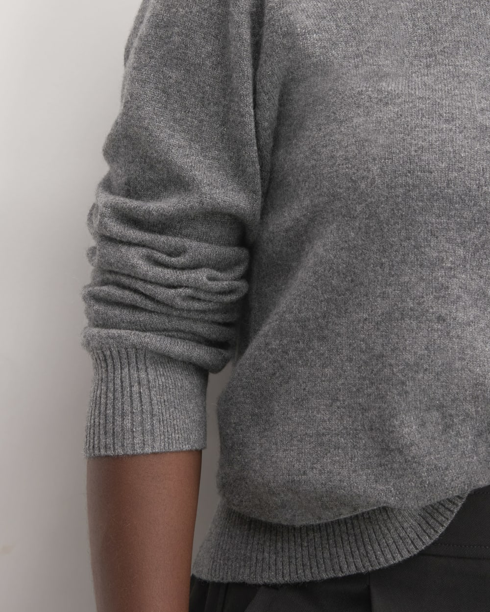 womens-cashmere-classic-crew-sweater-heather-charcoal