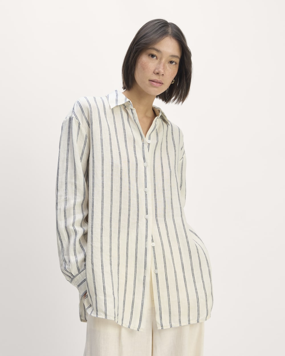 womens-linen-boyfriend-shirt-bone-navy | primary