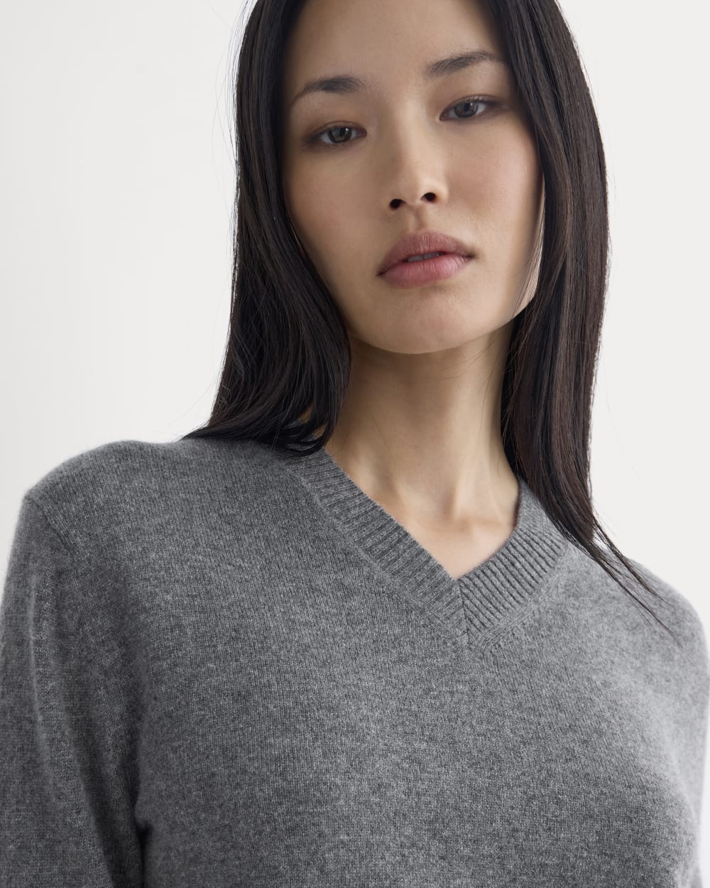 Cashmere Cropped High-V Sweater | Heather Charcoal – Everlane