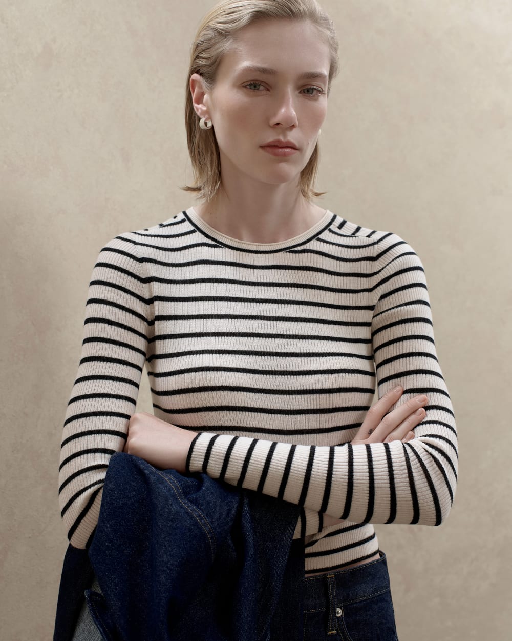 womens-cropped-crew-top-ultrafine-merino-parchement-black
