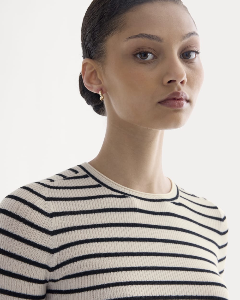 womens-cropped-crew-top-ultrafine-merino-parchement-black
