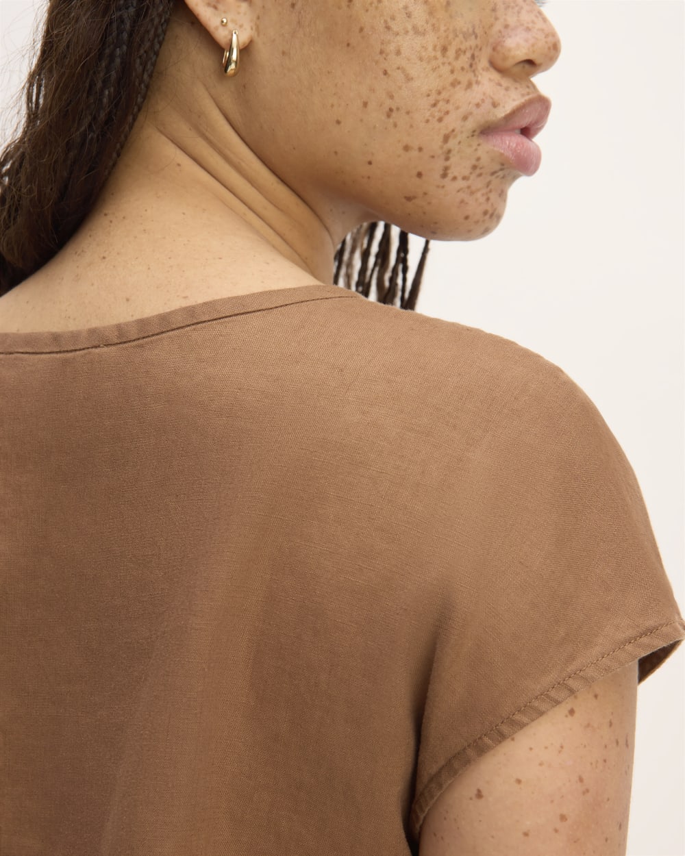 womens-linen-short-sleeve-crew-tee-carob-brown