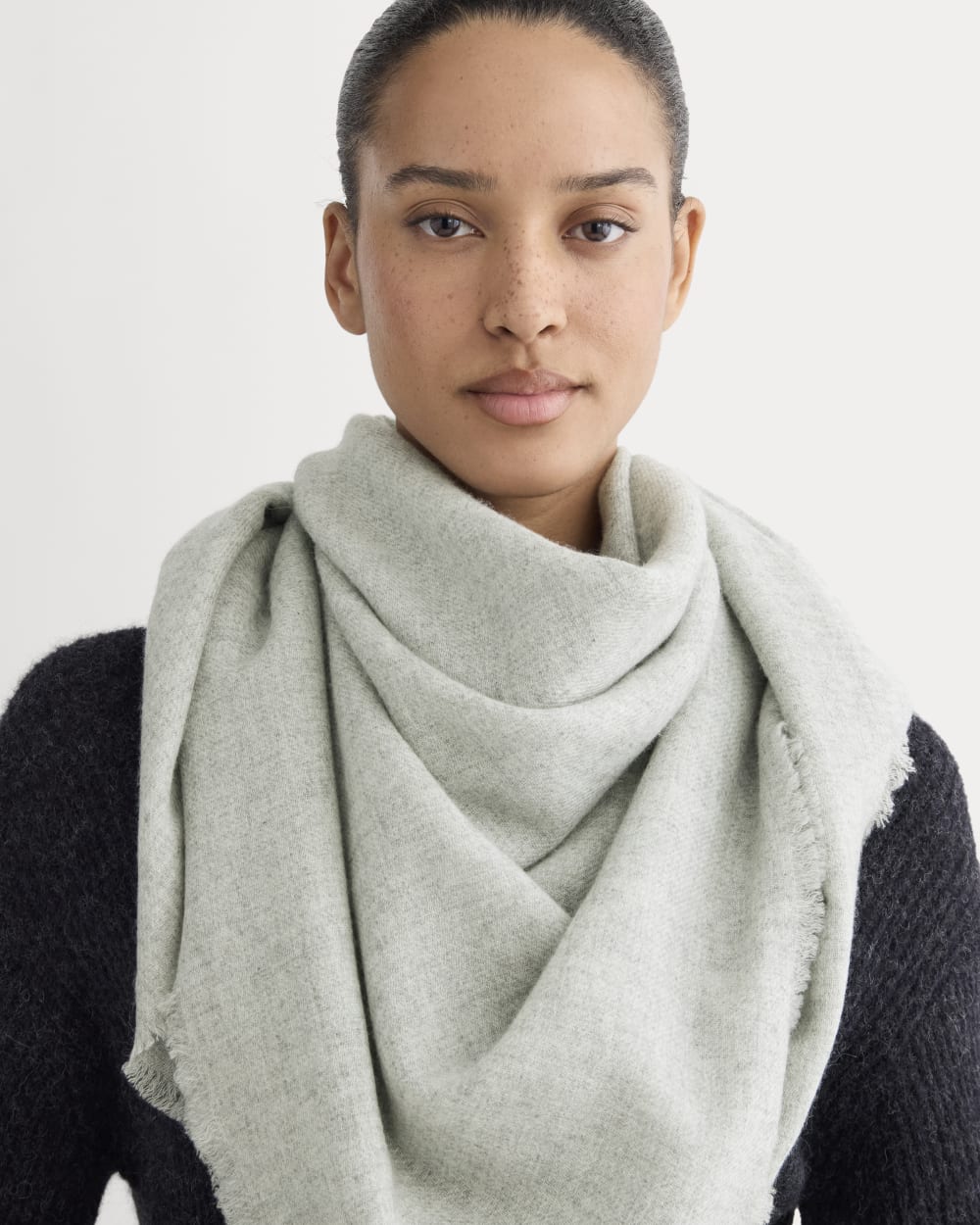womens-cashmere-fthrwt-scarf-2-heather-grey | alt
