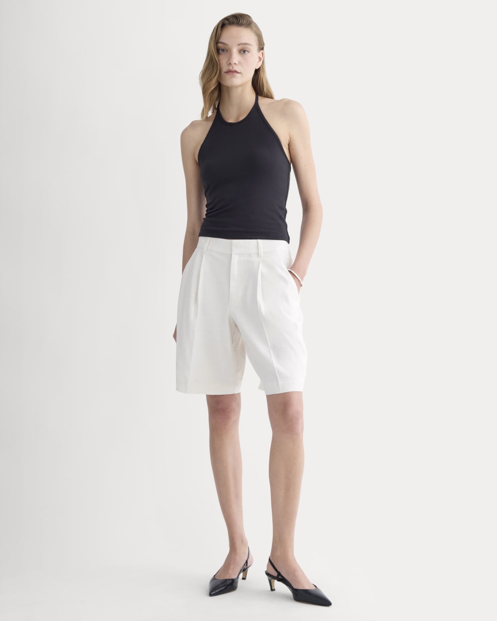 womens-pleated-short-in-stretch-linen-natural-chambray | primary