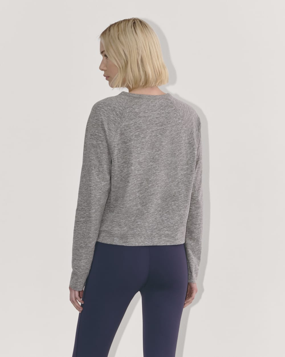 womens-perform-crew-tee-heathered-black