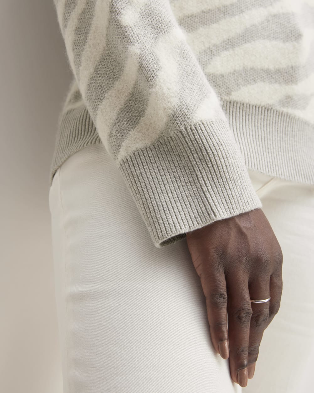The Alpaca Tiger Jacquard Crewneck | Heathered Grey / Snow – Everlane