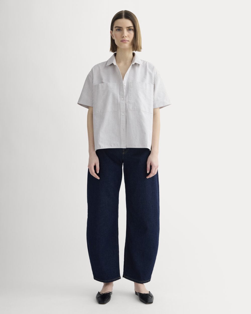 The Short-Sleeve Boxy Oxford | Charcoal / White – Everlane