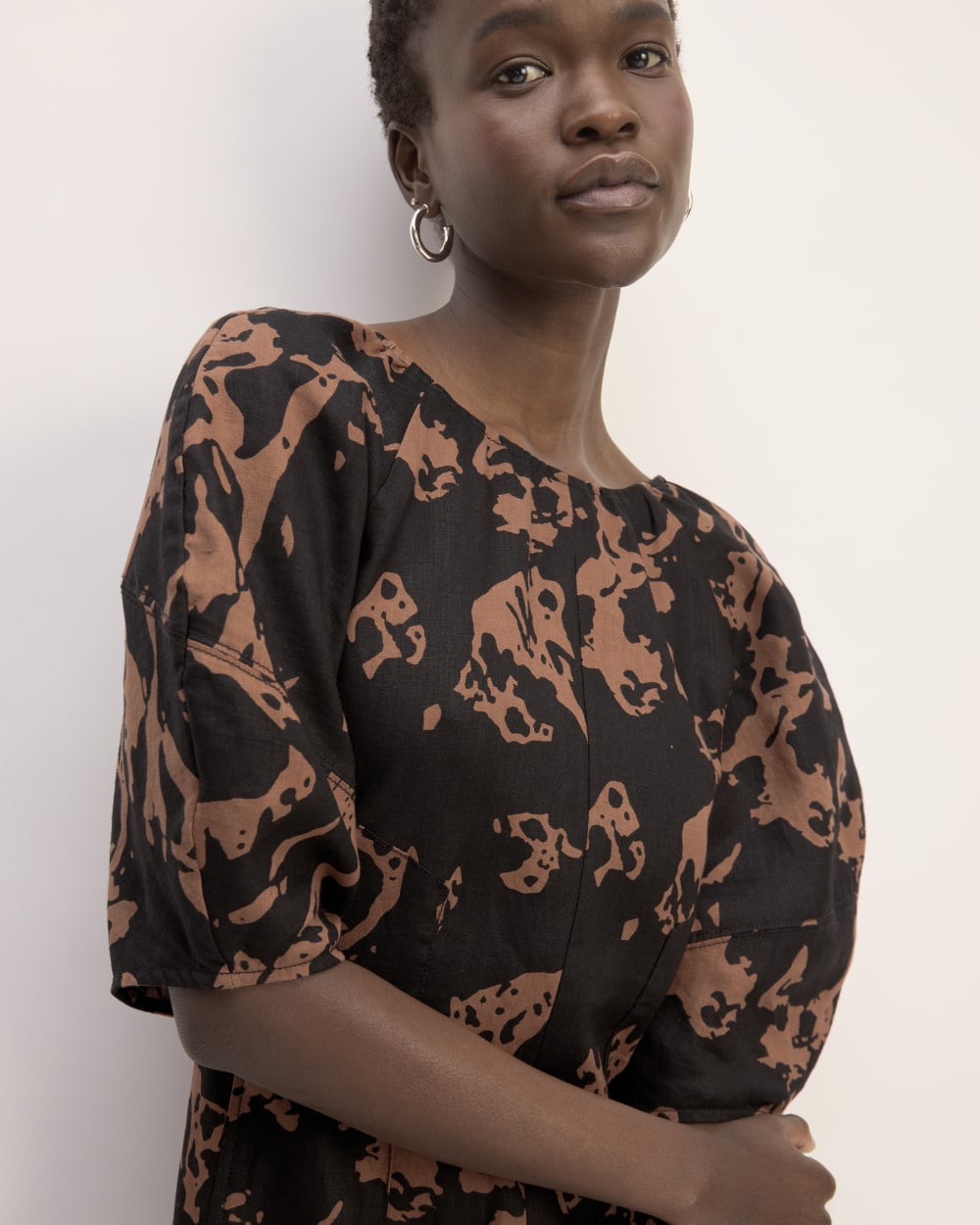 The Linen Short-Sleeve Scoop Midi Dress | Carob Brown Abstract Everlane The Linen Short-Sleeve Scoop Midi Dress | Carob Brown Abstract Everlane