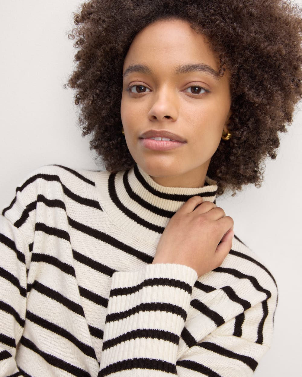 womens-cashmere-boxy-turtleneck-sweater-bone-black