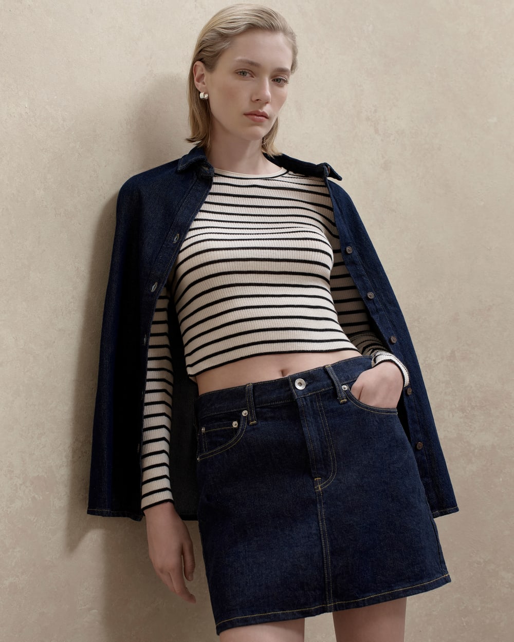 womens-cropped-crew-top-ultrafine-merino-parchement-black | editorial