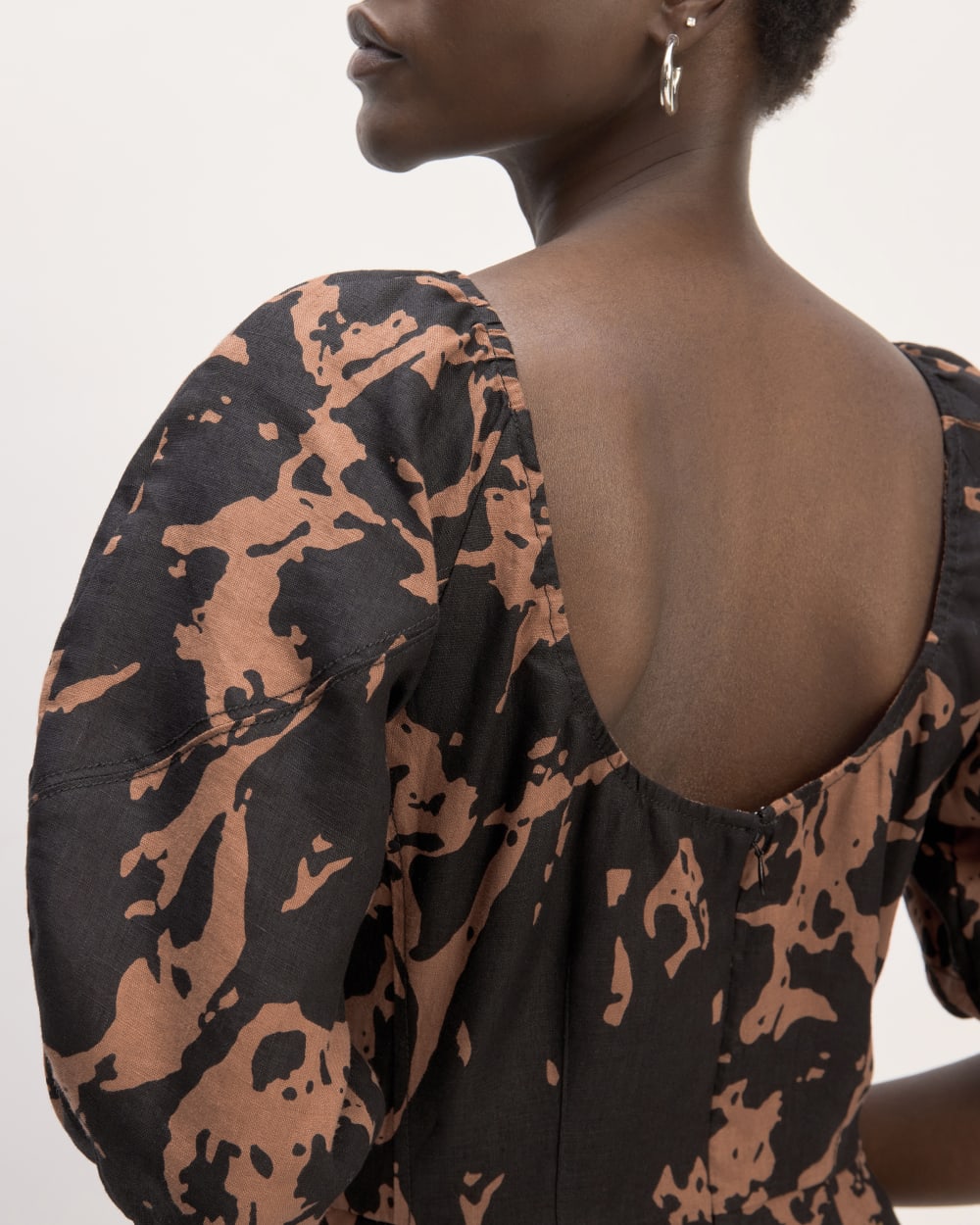 The Linen Short-Sleeve Scoop Midi Dress | Carob Brown Abstract Everlane The Linen Short-Sleeve Scoop Midi Dress | Carob Brown Abstract Everlane