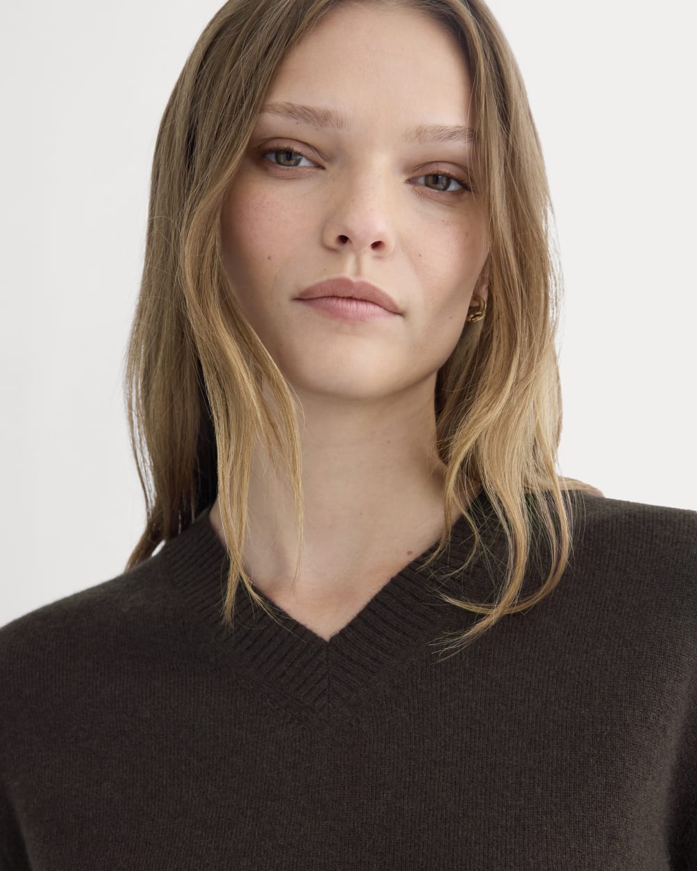 womens-cashmere-cropped-high-v-sweater-dark-chocolate